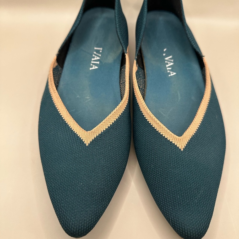VIVAIA Pointed Flats in teal green & tan